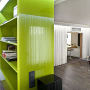 Prostą obudowę kominka wykonano ze szkła...