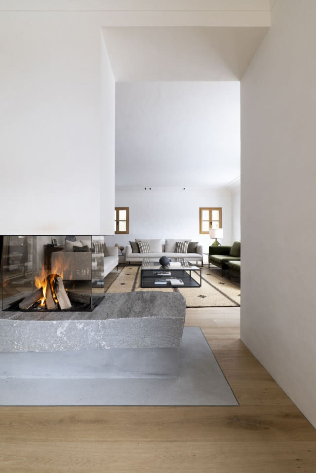 kominek, w tle salon