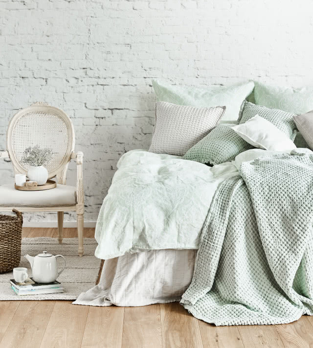 pomysły na ścianę za łóżkiem w sypialni