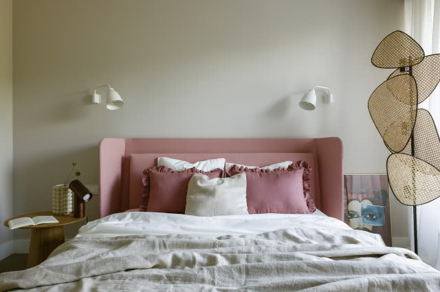 Różowe, welurowe łóżko z zagłówkiem