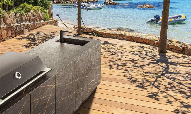 drewniany taras, ocean, kuchnia ze spieku, grill, ponton