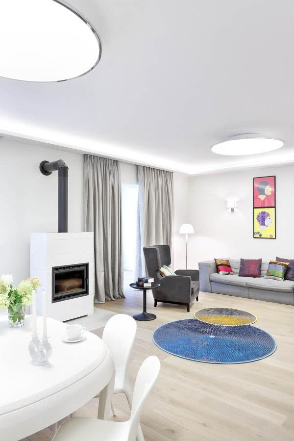 Oryginalną ozdobą salonu jest obudowany kaflami...