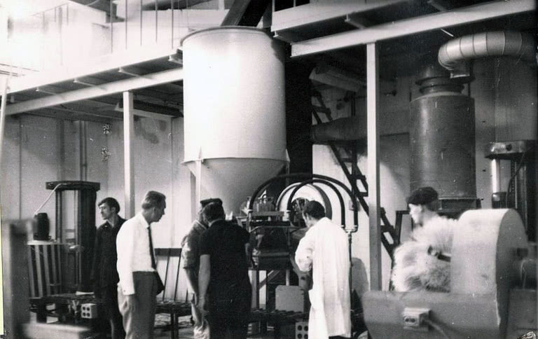 Archiwalne zdjęcie pracowników przy maszynach....