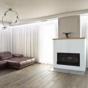 Prostą obudowę kominka wykonano ze szkła...