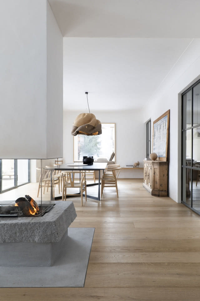 kminek ukazany z drugie strony, w tle jadalnia