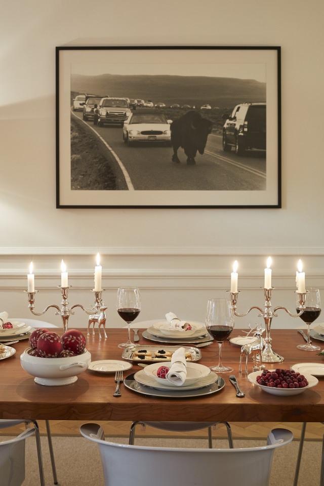 Świąteczna dekoracja stołu z zastawą i świecznikami