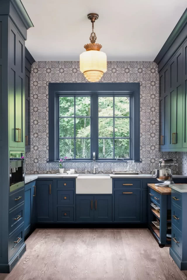 widok na niebieską ramę okna