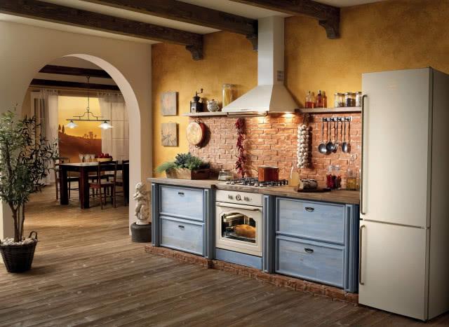 AGD Classico Gorenje, kuchnia, okap, lodówka retro, Max Kuchnie, cegła na ścianie, kwiaty w doniczkach, okap, belki na suficie