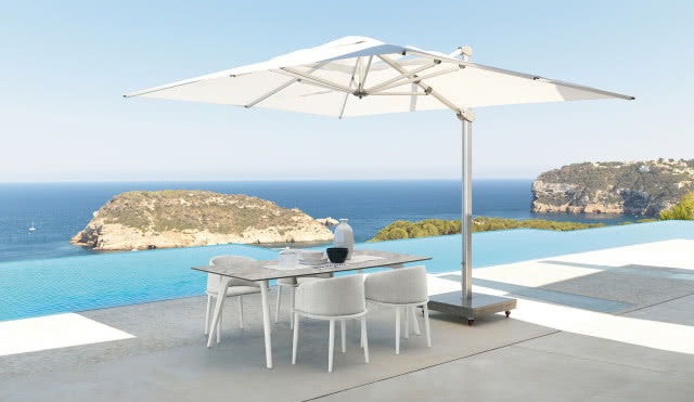 biały parasol z dużą czaszą nad basenem