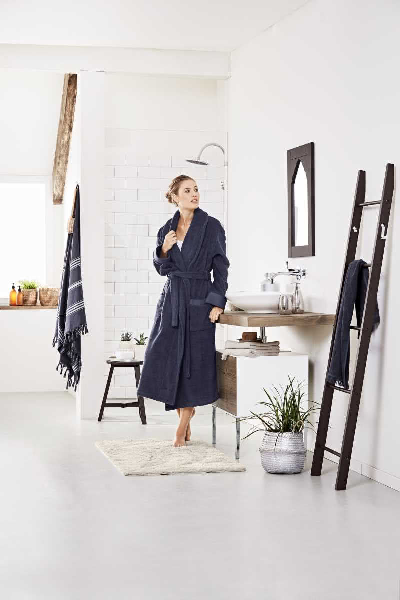 Nowoczesne białe szafki łazienkowe z imitującymi...