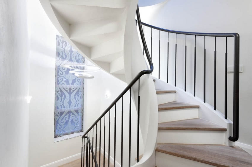 Kręcone schody przypominająca wstęgę linią...