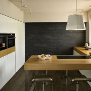 Prostą obudowę kominka wykonano ze szkła...