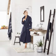 Nowoczesne białe szafki łazienkowe z imitującymi...