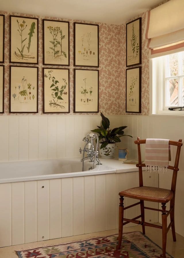 łazienka z obrazami