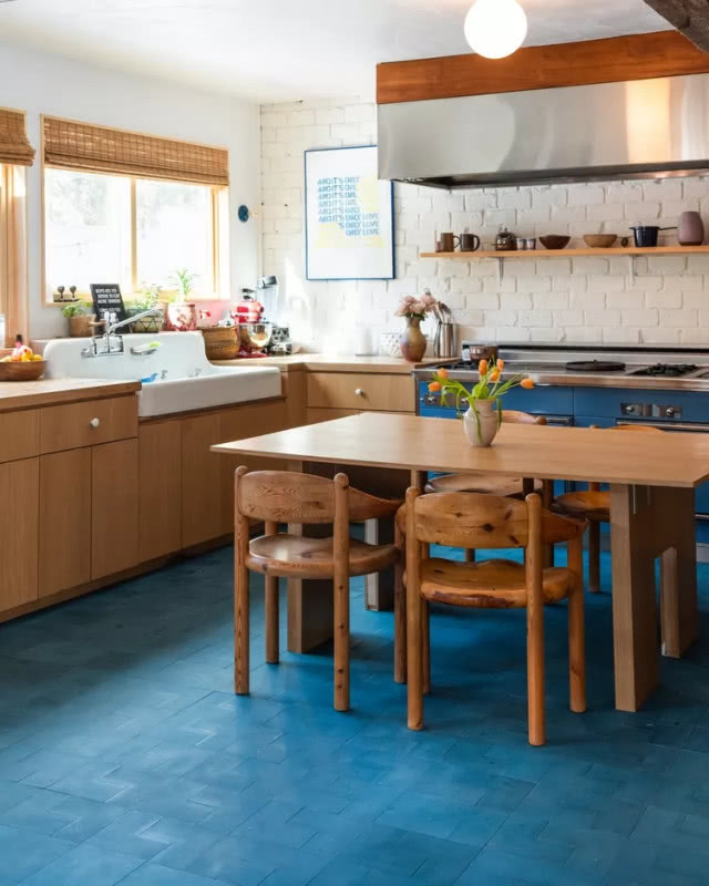 kuchnia z niebieską podłogą