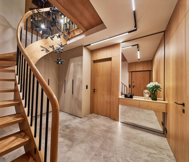 klatka schodowa drewniane schody