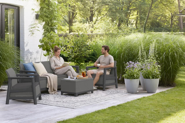 SCANDI LINEA trzyosobowy zestaw wypoczynkowy w kolorze grafitowym i szaro-węglowym z grafiką przedstawiającą ludzi