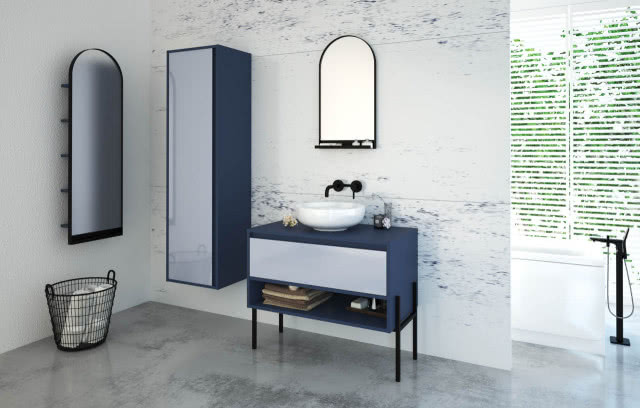 lustro, wisząca pionowa szafka, szafka umywalkowa na nóżkach, umywalka nablatowa, czarna bateria kosz na pranie, wanna wolnostojąca, żaluzje