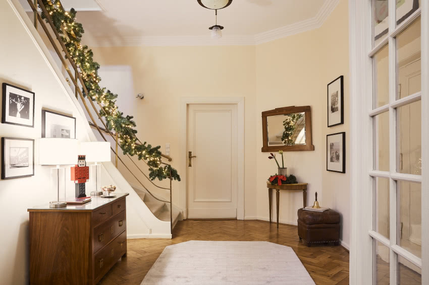 Prezenterka ma tak dużo
dekoracji...