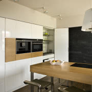 Prostą obudowę kominka wykonano ze szkła...