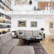 Stonowane barwy, w jakich są urządzone kuchnia i...