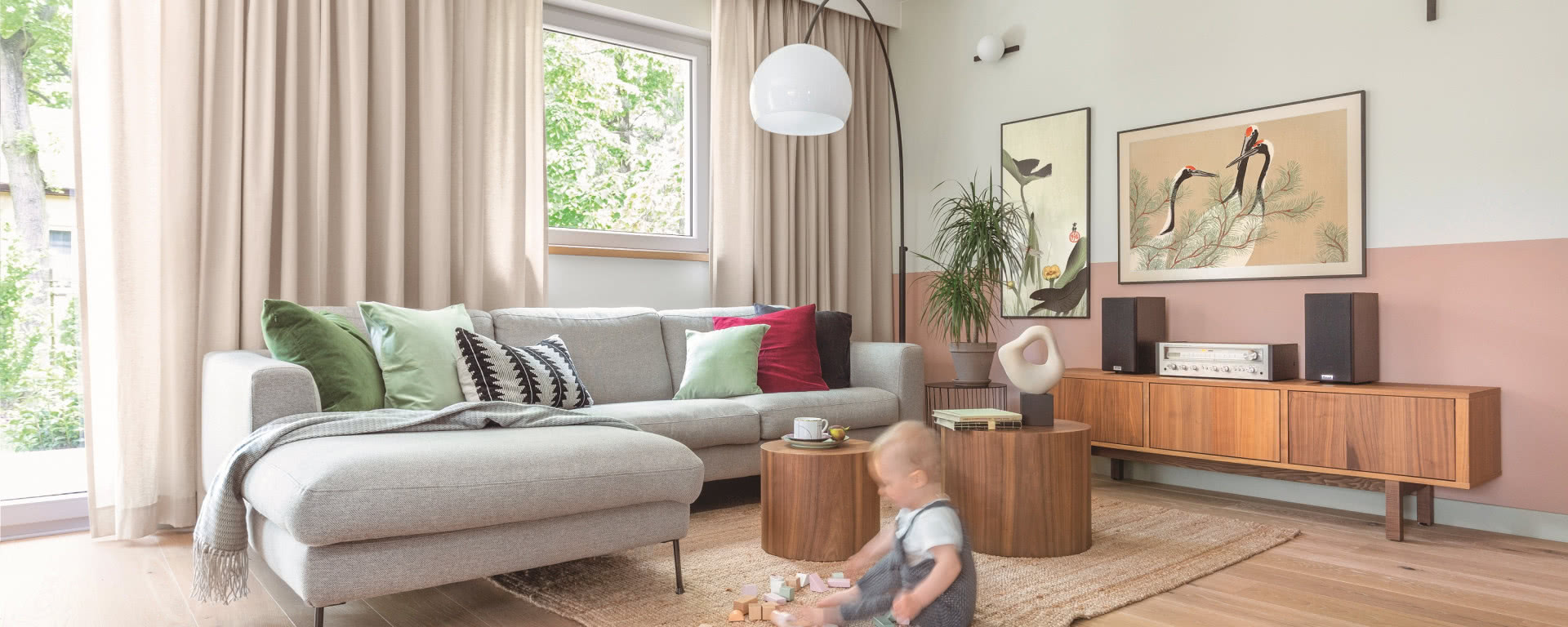 Dom w Milanówku w stylu pigmented minimal - zamieszkała w nim rodzina z dzieckiem