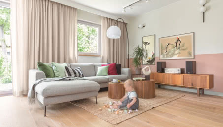 Dom w Milanówku w stylu pigmented minimal - zamieszkała w nim rodzina z dzieckiem