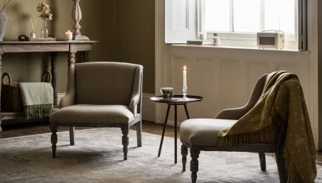 Styl angielski wnętrza: czym się charakteryzuje? Przewodnik po nastrojowych aranżacjach