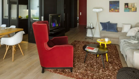 Design, obrazy i kolor w mieszkaniu architekta i malarki