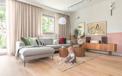 Dom w Milanówku w stylu pigmented minimal - zamieszkała w nim rodzina z dzieckiem