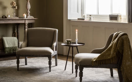 Styl angielski wnętrza: czym się charakteryzuje? Przewodnik po nastrojowych aranżacjach