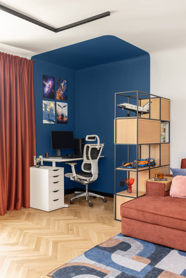 niebieskie ściany w kąciku do pracy