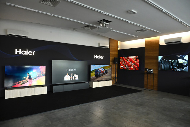 Ekspozycja nowych telewizorów Haier podczas premiery marki – modele QLED i Mini LED prezentowane w strefie pokazowej.