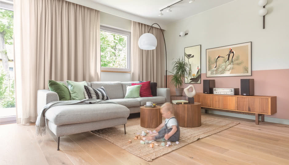 Dom w Milanówku w stylu pigmented minimal - zamieszkała w nim rodzina z dzieckiem