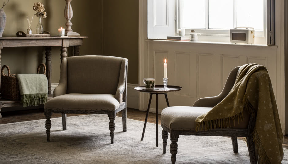 Styl angielski wnętrza: czym się charakteryzuje? Przewodnik po nastrojowych aranżacjach