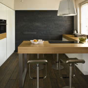 Prostą obudowę kominka wykonano ze szkła...