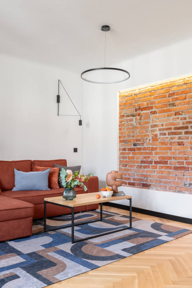 stara cegła na ścianie w salonie