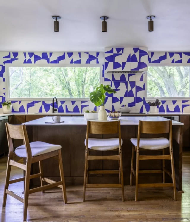 podłużne okna i płytki w abstrakcyjne wzory