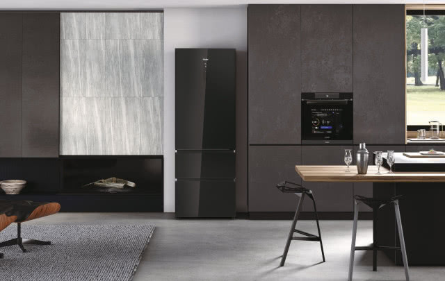 otwarta lodówka w ciemnej kuchni