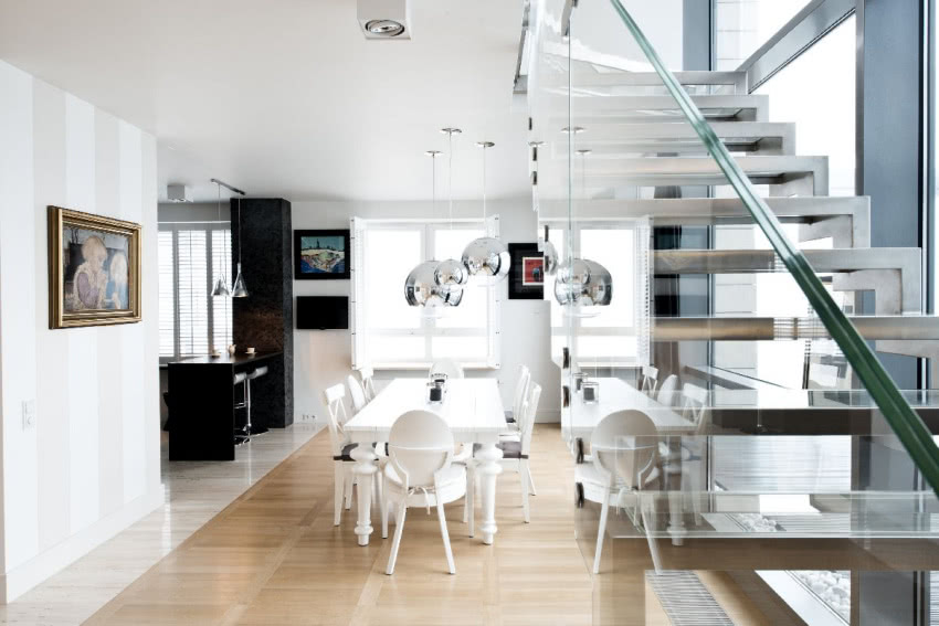 Stalowe schody z piękną szklaną balustradą nie...