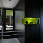 Prostą obudowę kominka wykonano ze szkła...