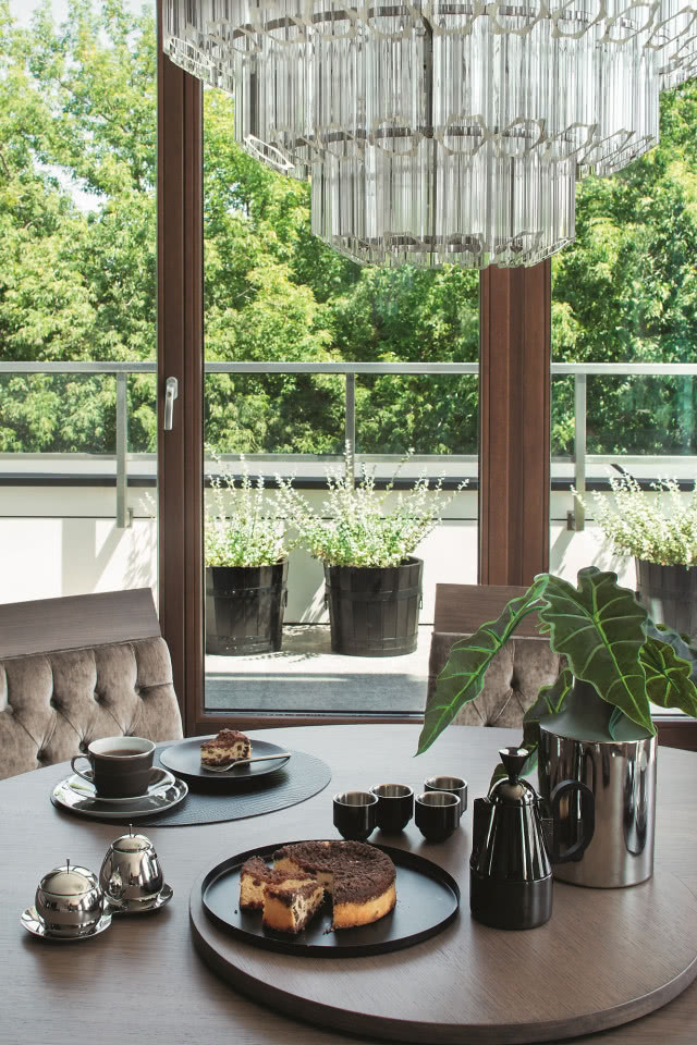 Duże okna w jadalni