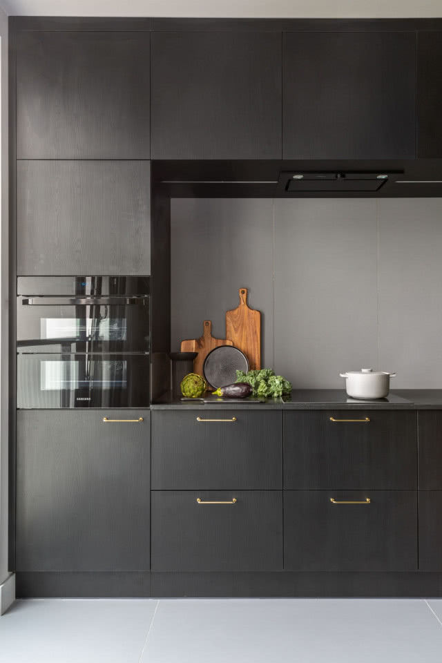 Czarna zabudowa kuchenna