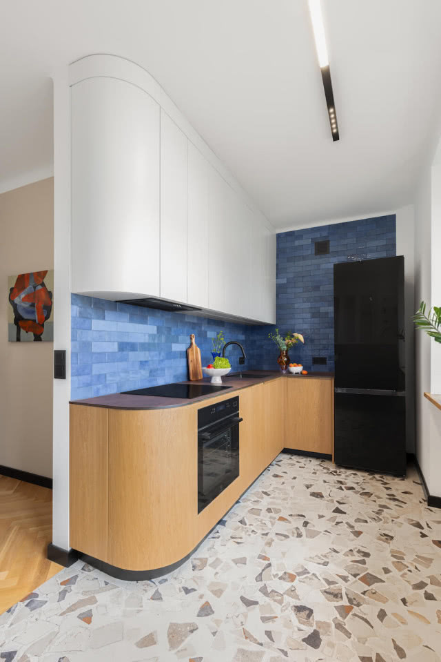 niebieskie płytki na ścianie nad blatem