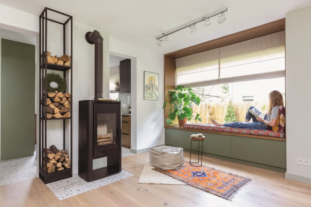 Kominek koza w salonie