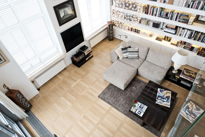 Widok z antresoli nad salonem