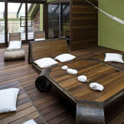 Prostą obudowę kominka wykonano ze szkła...