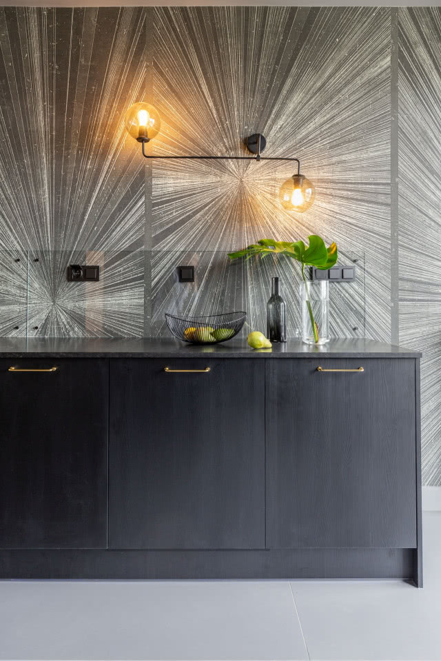 Czarna kuchnia bez szafek górnych