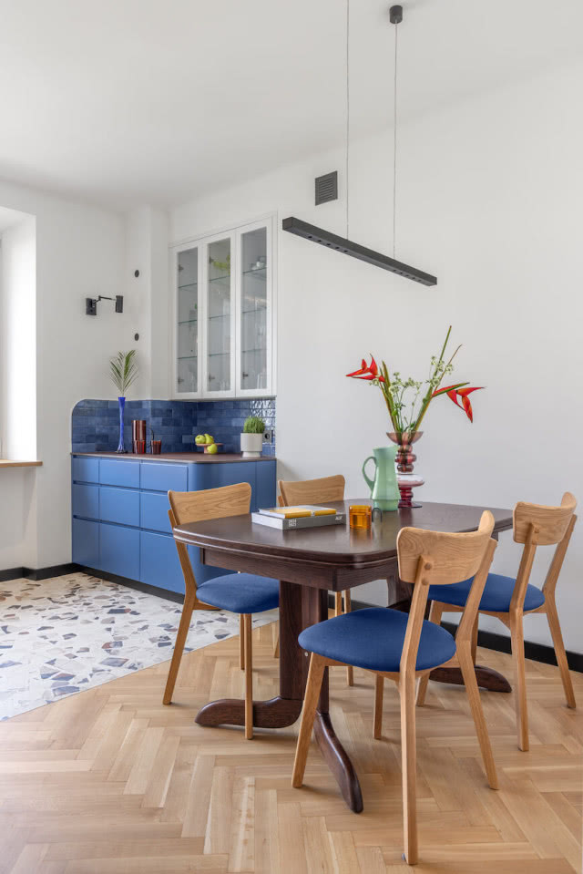 Jadalnia z małym aneksem kuchennym 