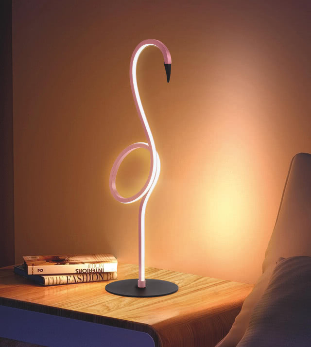Lampa stołowa w kształcie flaminga